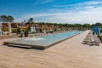 Der Swimmingpool an oder in der Nähe von Arena Grand Kazela Camping Homes