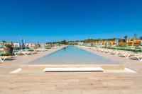 Der Swimmingpool an oder in der Nähe von Arena Grand Kazela Camping Homes