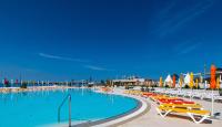 Der Swimmingpool an oder in der Nähe von Arena Grand Kazela Camping Homes
