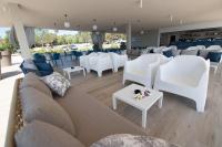 Ein Sitzbereich in der Unterkunft Arena Grand Kazela Camping Homes