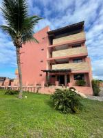 un edificio con una palmera delante en Atlântico Hotel Maceió, en Maceió
