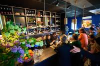 キャッスルメインにあるThe Albion Motel Castlemaineのバーに座っている人々のグループ