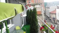 einen Balkon mit grünem Boden und grünem Boden in der Unterkunft House Prljevic in Užice