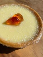 eine Nahaufnahme eines Stücks Essen auf einem Tisch in der Unterkunft Les Peupliers Loire in Varennes-sur-Loire