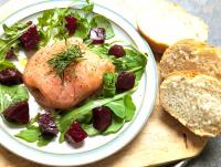 ein Teller mit Lachssalat und Brot in der Unterkunft Les Peupliers Loire in Varennes-sur-Loire