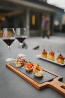 Dos platos de comida en una mesa con copas de vino. en Hotel Acherl, en Achenkirch