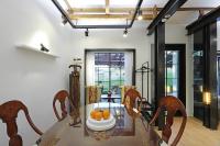 ein Esszimmer mit einem Glastisch und Stühlen in der Unterkunft Jian Hanok in Seoul