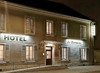 un hotel se ilumina por la noche en Hôtel Le Dormeux, en Mehun-sur-Yèvre