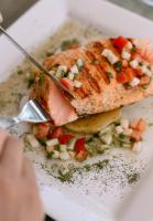 ein Teller mit Essen mit einem Stück Fisch und einer Gabel in der Unterkunft Hotel Beso de Sal Resort in Colán