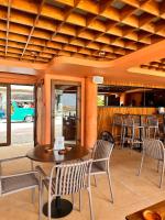 En restaurant eller et andet spisested på Boracay Beach Club