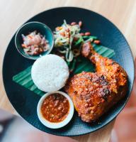 un piatto di cibo con carne, riso e insalata di Alam Bidadari Seminyak a Seminyak