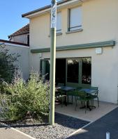 a pole with a table outside of a house at Le Billot in Bologne