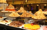 ein Buffet mit vielen verschiedenen Arten von Gebäck und Desserts in der Unterkunft Domina Coral Bay Harem uno in Sharm El Sheikh