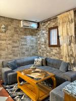 a living room with a couch and a table at Salam appartement climatisé hiver et été in Azrou