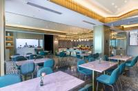 a restaurant with tables and chairs and a bar at Atour X Hotel Shenzhen Bao'an Airport West Bay Mangrove in Bao'an