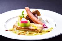 un plato de comida con zanahorias y verduras. en Senagajima Island Resort & Spa, en Tomigusuku