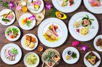un grupo de platos de comida sobre una mesa en Senagajima Island Resort & Spa, en Tomigusuku