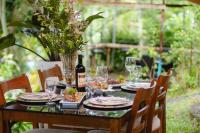 uma mesa com copos e uma garrafa de vinho em Green Turtle Highland Resort em Dauin