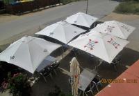 SausにあるHostal Avi Pepの白い傘・テーブル・椅子