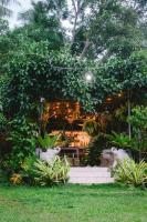 um jardim com uma floricultura em um parque em Green Turtle Highland Resort em Dauin