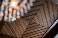 una porta in legno con un design geometrico sopra di Bredsjö Herrgård a Hällefors