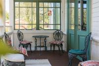 una veranda con due sedie, un tavolo e una finestra di Bredsjö Herrgård a Hällefors