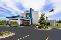 una gasolinera con una bandera americana delante de ella en Hampton Inn &amp; Suites Moline-Quad City Int&#39;l Aprt, en Moline