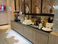 un comptoir dans un restaurant avec un café dans l'établissement Theessence hotel chanthaburi, 