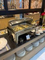 une ligne de buffet avec des beignets sur les assiettes dans l'établissement Theessence hotel chanthaburi, 