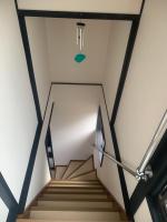 eine Treppe in einem Gebäude mit einem Kronleuchter in der Unterkunft 仁信小屋 in Tokio