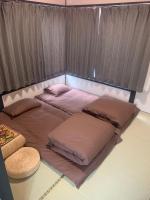 ein großes Bett mit zwei Kissen darauf in der Unterkunft 仁信小屋 in Tokio