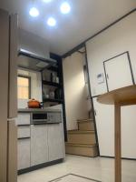 eine Küche mit Herd und Kühlschrank in der Unterkunft 仁信小屋 in Tokio