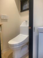 ein Bad mit einem weißen WC in einem Zimmer in der Unterkunft 仁信小屋 in Tokio