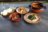 uma mesa coberta com pratos de comida e tigelas de comida em Agriturismo Pietragrande em Otranto