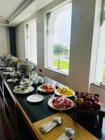 Un buffet con platos de comida en una mesa. en Roop Garh Palace, Jaipur, en Jaipur