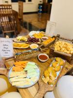 Una mesa llena de diferentes tipos de comida y aperitivos. en Roop Garh Palace, Jaipur, en Jaipur