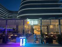 Blick auf ein Gebäude mit einem Restaurant in der Nacht in der Unterkunft White Titanic 5 stele in Mamaia Nord – Năvodari