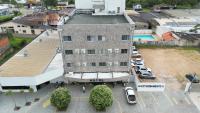 una vista aérea de un edificio con coches aparcados en un aparcamiento en Hotel Transcontinental, en Ji-Paraná