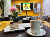 un trozo de pastel y una taza de café sobre una mesa en Hotel Posada Las Lengas, en Veintiocho de Noviembre
