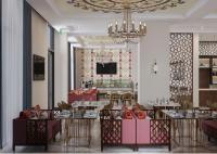 een eetkamer met tafels en een kroonluchter bij Surxondaryo Hotel Tashkent in Teshabayguzar