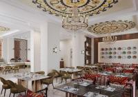 een restaurant met tafels en stoelen en een kroonluchter bij Surxondaryo Hotel Tashkent in Teshabayguzar