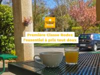 una taza de café y una taza de zumo de naranja en una mesa en Premiere Classe Rodez, en Rodez