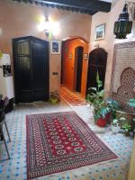 un pasillo con una alfombra persa en el suelo en Dar Bargach, en Tánger