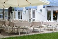 Reštaurácia alebo iné gastronomické zariadenie v ubytovaní Hotel Villa Bernt