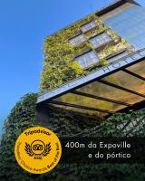 un edificio con hiedra a un lado en Naalt Hotel Joinville, en Joinville