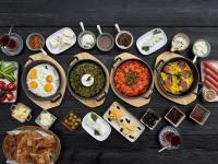 ein Tisch mit vielen verschiedenen Speisen darauf in der Unterkunft Runaway House - Talistan in İsmayıllı