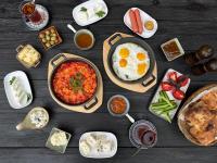 einen Tisch mit Speisen und anderen Gerichten in der Unterkunft Runaway House - Talistan in İsmayıllı