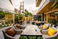 Khu vực ghế ngồi tại Lime Tree Hotel - Near Medanta Hospital