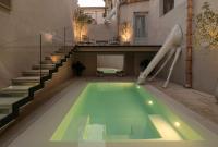 una piscina cubierta con un tobogán en un edificio en La Dépendance Hotel, en Noto
