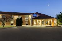 Un hotel con un estacionamiento enfrente. en Baymont by Wyndham Monroe, en Monroe